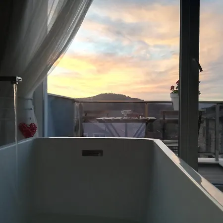 студио с вана и гледка в 