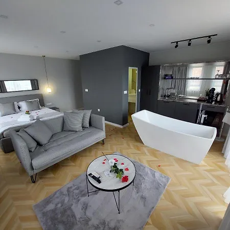 студио с вана и гледка в 