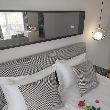 студио с вана и гледка в 