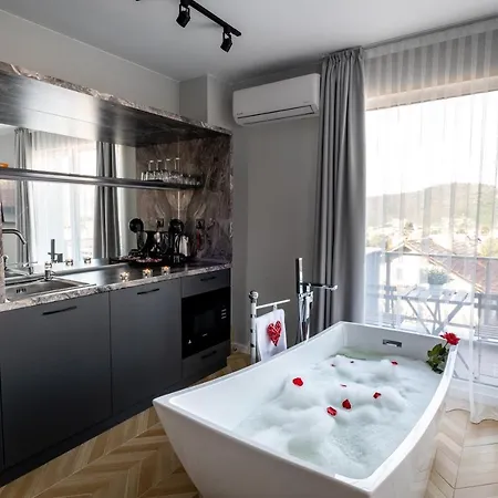 студио с вана и гледка в 