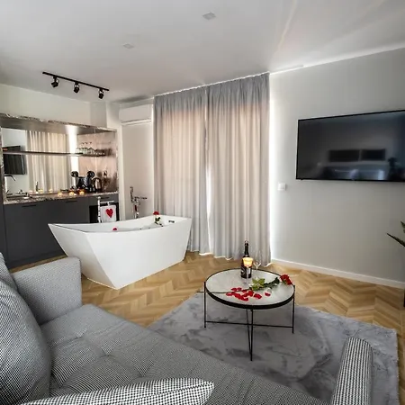 студио с вана и гледка в 