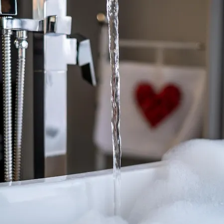 студио с вана и гледка в 