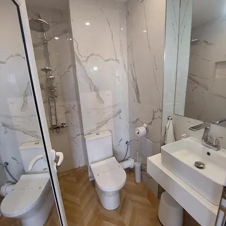 студио с вана и гледка в 