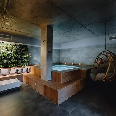 студио с вана и гледка в 