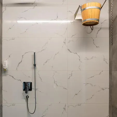 студио с вана и гледка в 