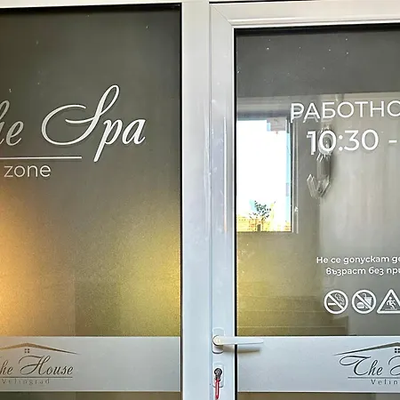 студио с вана и гледка в 