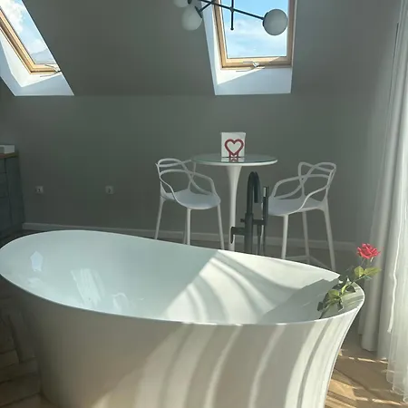 студио с вана и гледка в 