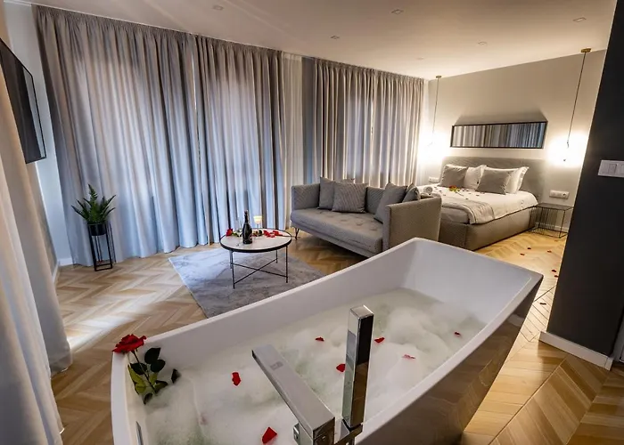 студио с вана и гледка в 