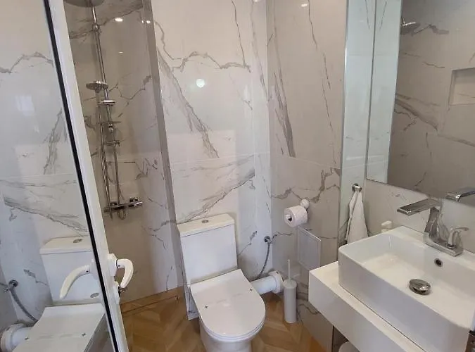 студио с вана и гледка в 