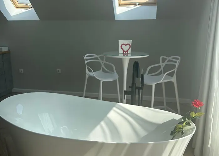 студио с вана и гледка в 