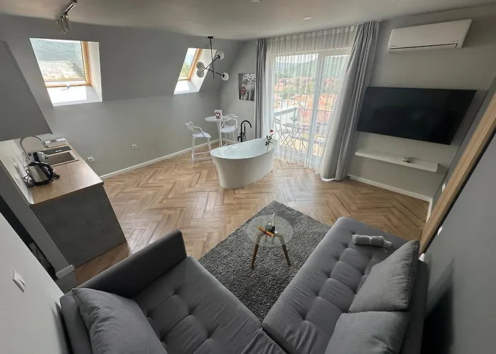 студио с вана и гледка в 